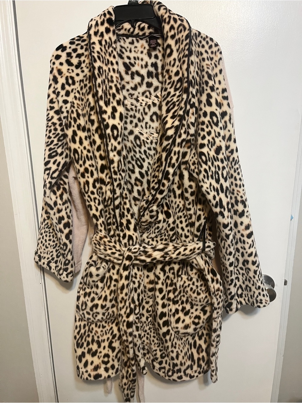 VICTORIA SECRETS Women's Leopard Print Plush Robe - Cozy Collar Bathrobe in BeI